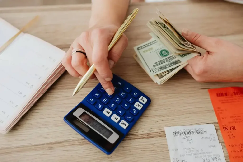 AI investing bots: Photo of a person calculating bills